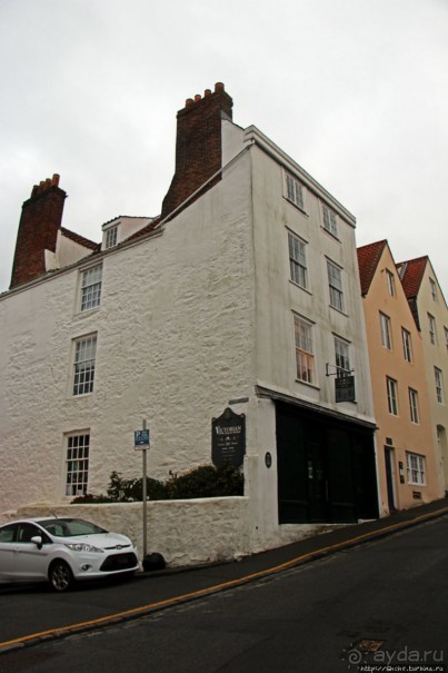 Город кривых зданий , крутых поворотов и тупиковых лестниц