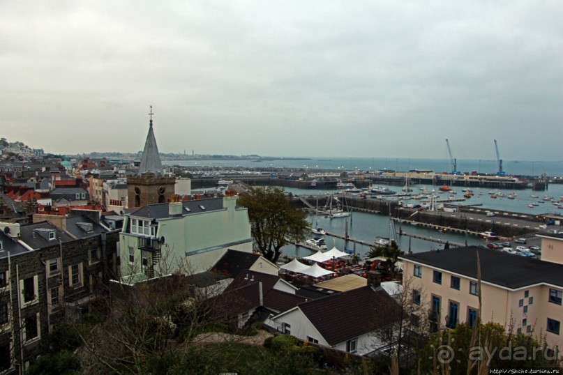 Город кривых зданий , крутых поворотов и тупиковых лестниц