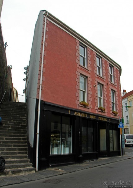 Город кривых зданий , крутых поворотов и тупиковых лестниц