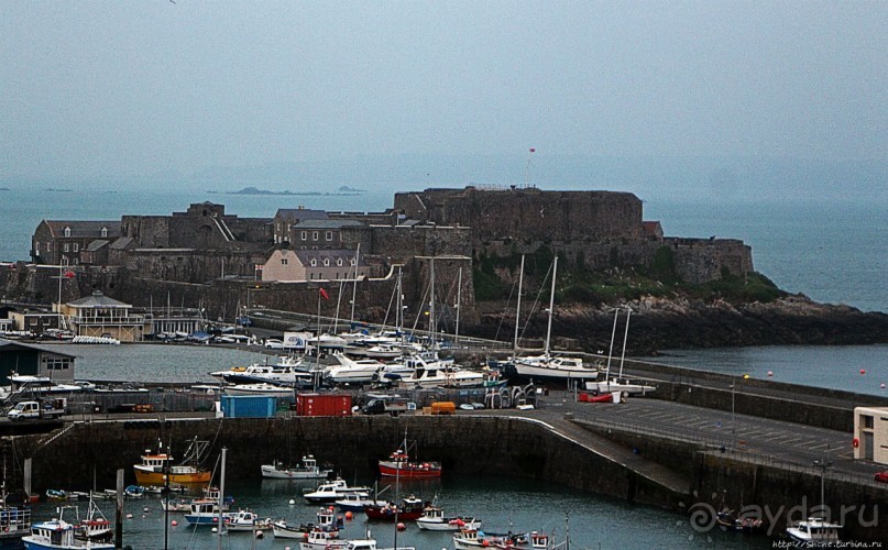 Город кривых зданий , крутых поворотов и тупиковых лестниц