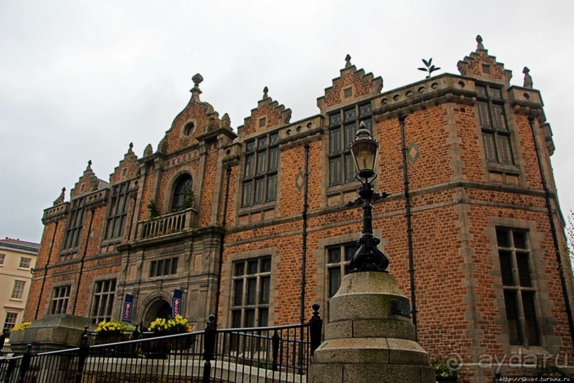 Город кривых зданий , крутых поворотов и тупиковых лестниц