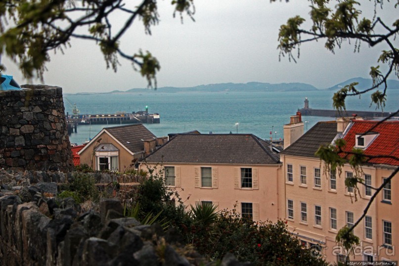 Город кривых зданий , крутых поворотов и тупиковых лестниц