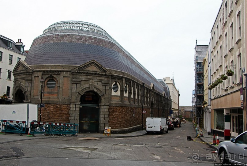 Город кривых зданий , крутых поворотов и тупиковых лестниц