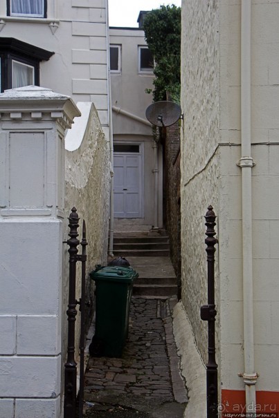 Город кривых зданий , крутых поворотов и тупиковых лестниц