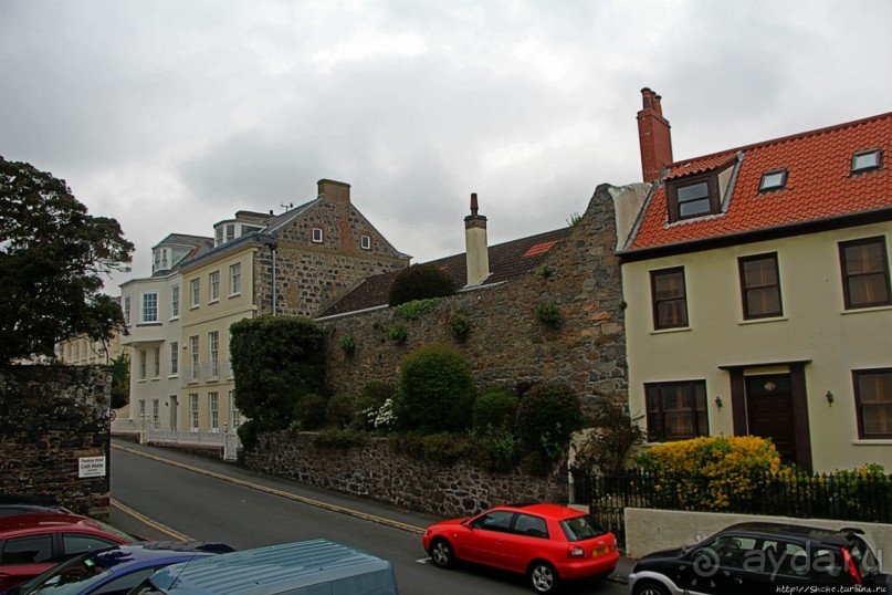 Город кривых зданий , крутых поворотов и тупиковых лестниц