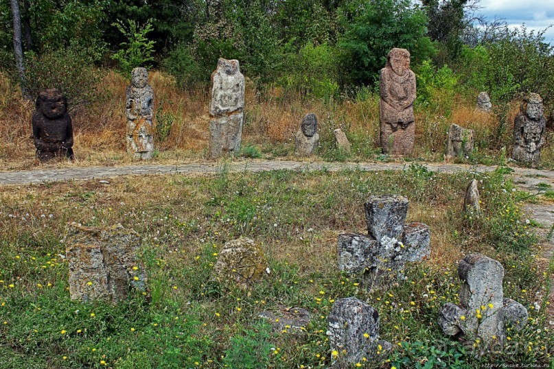 Спят курганы скифские