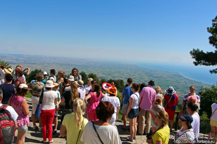 А боги смотрели сверху и ухмылялись