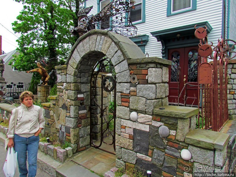 Причудливый "дом для одной семьи". Продолжаем удивляться