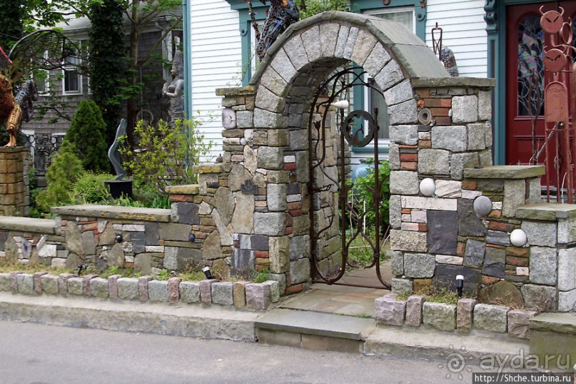 Причудливый "дом для одной семьи". Продолжаем удивляться