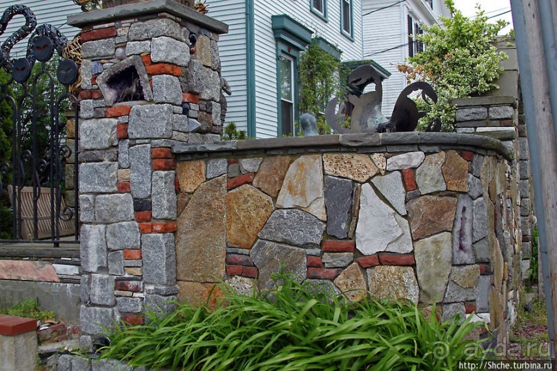 Причудливый "дом для одной семьи". Продолжаем удивляться