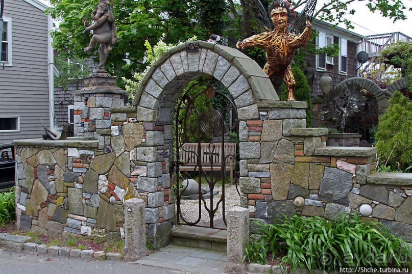 Причудливый "дом для одной семьи". Продолжаем удивляться