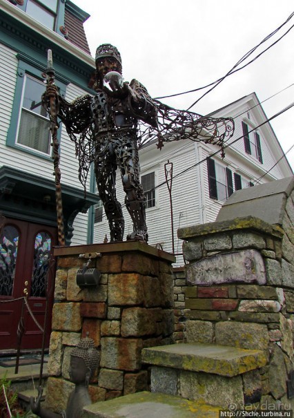 Причудливый "дом для одной семьи". Продолжаем удивляться