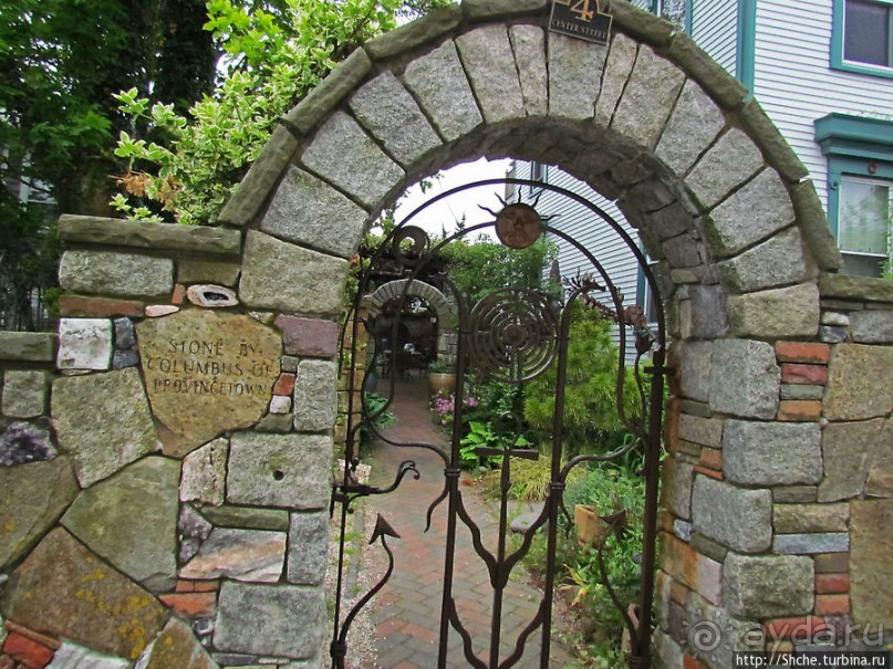 Причудливый "дом для одной семьи". Продолжаем удивляться