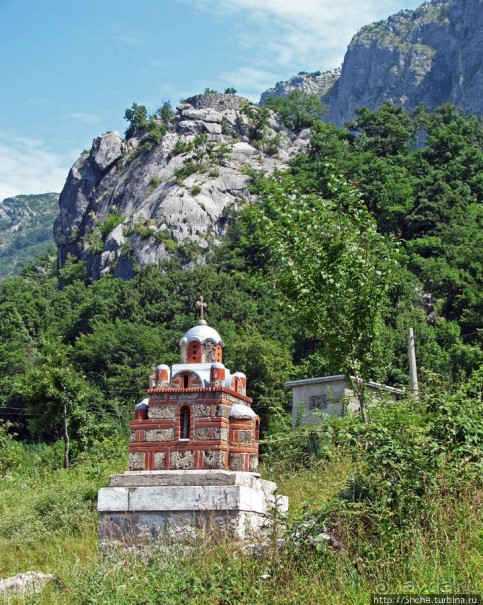 Черногорские картинки. Кто-то назвал эти горы "черные"