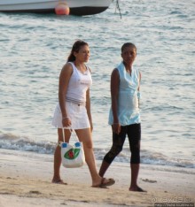 Воскресный променад на пляже острова Нуси Бе