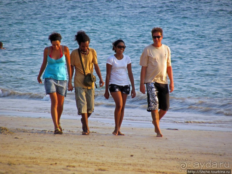 Воскресный променад на пляже острова Нуси Бе