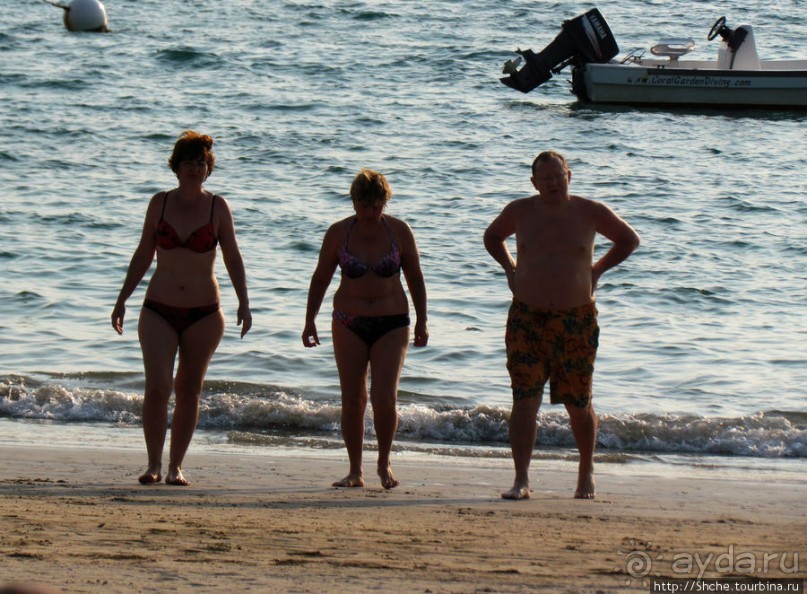 Воскресный променад на пляже острова Нуси Бе