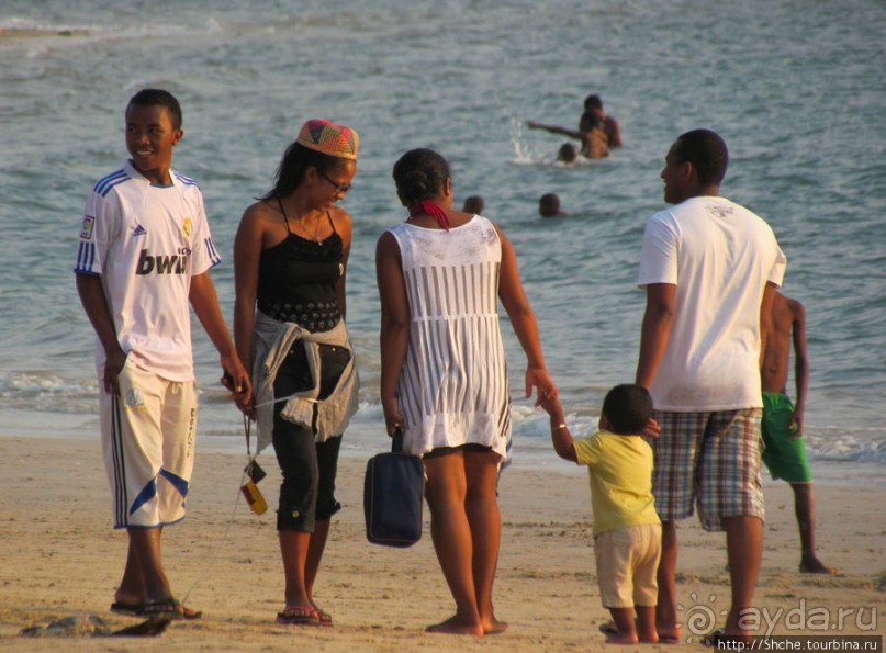 Воскресный променад на пляже острова Нуси Бе