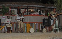 Воскресный променад на пляже острова Нуси Бе