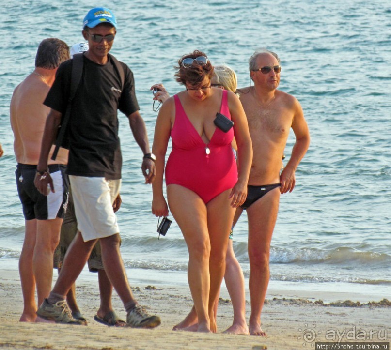 Воскресный променад на пляже острова Нуси Бе