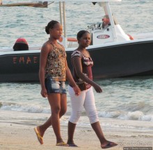 Воскресный променад на пляже острова Нуси Бе