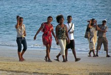 Воскресный променад на пляже острова Нуси Бе