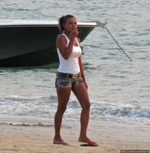 Воскресный променад на пляже острова Нуси Бе