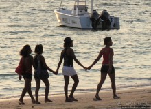 Воскресный променад на пляже острова Нуси Бе