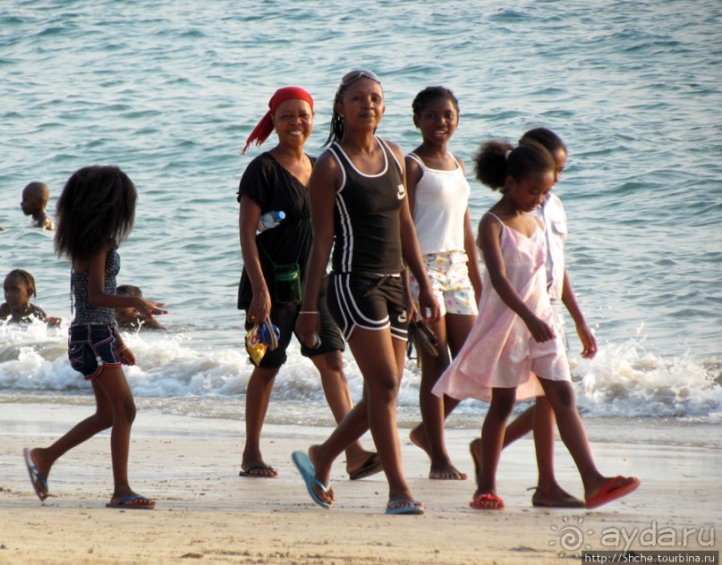 Воскресный променад на пляже острова Нуси Бе