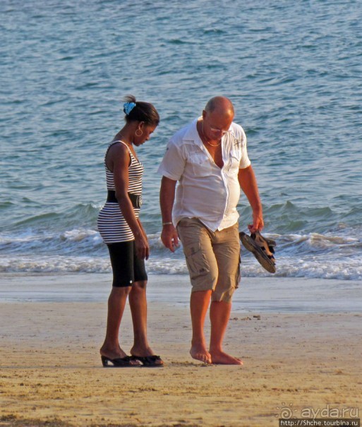 Воскресный променад на пляже острова Нуси Бе