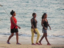 Воскресный променад на пляже острова Нуси Бе