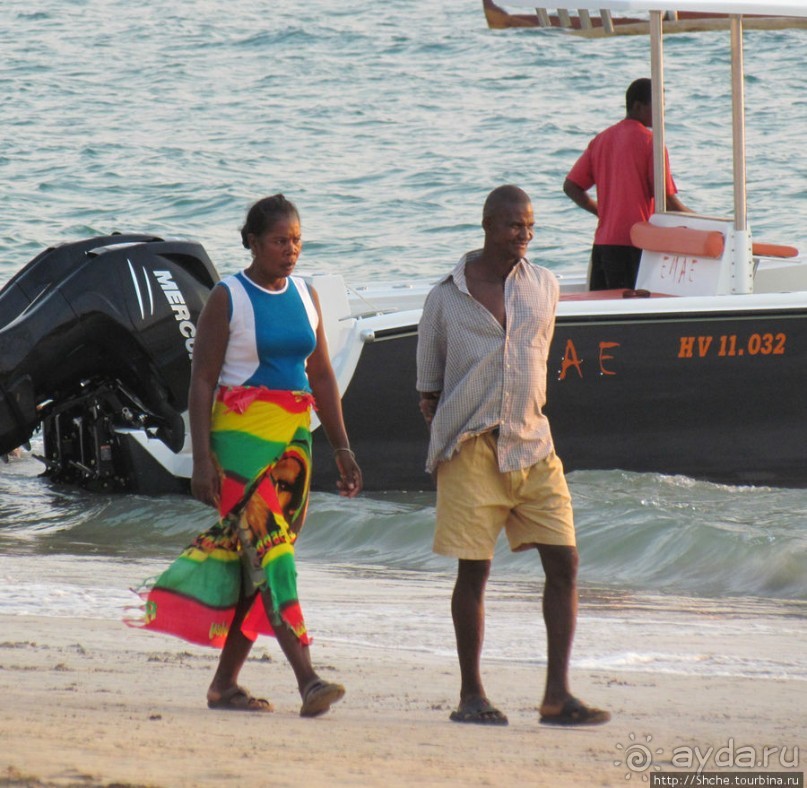 Воскресный променад на пляже острова Нуси Бе