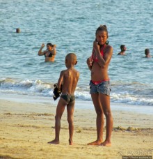 Воскресный променад на пляже острова Нуси Бе