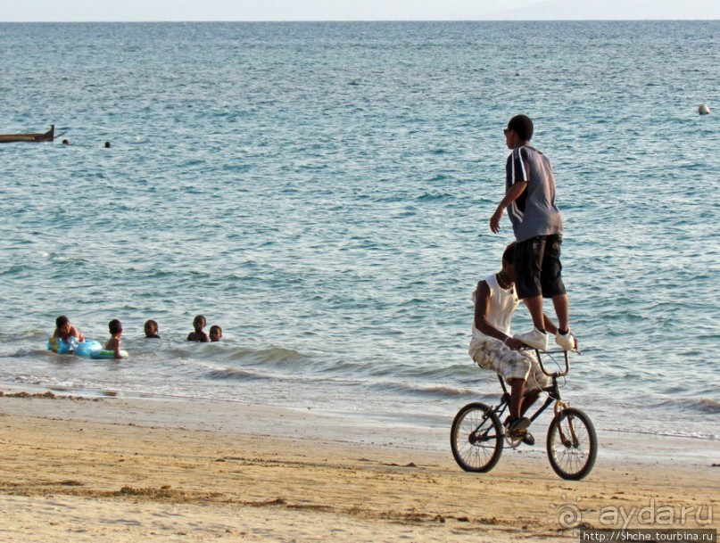 Воскресный променад на пляже острова Нуси Бе