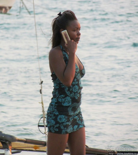 Воскресный променад на пляже острова Нуси Бе