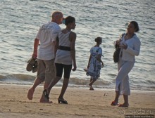 Воскресный променад на пляже острова Нуси Бе