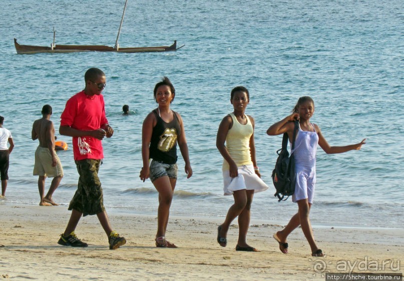 Воскресный променад на пляже острова Нуси Бе