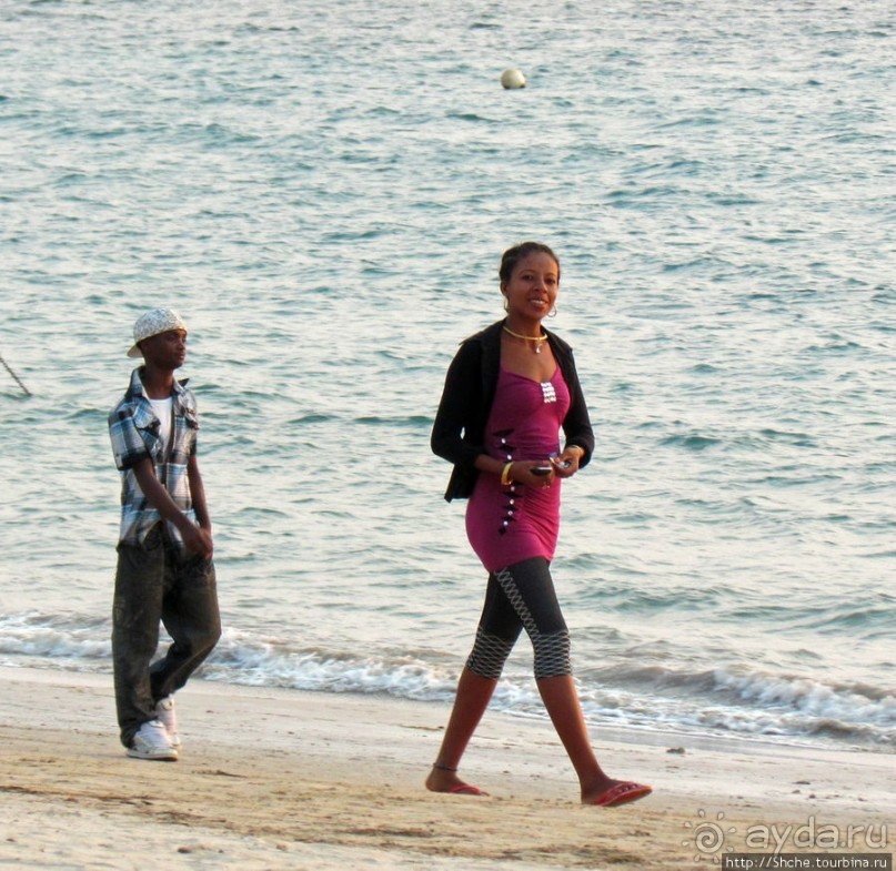 Воскресный променад на пляже острова Нуси Бе