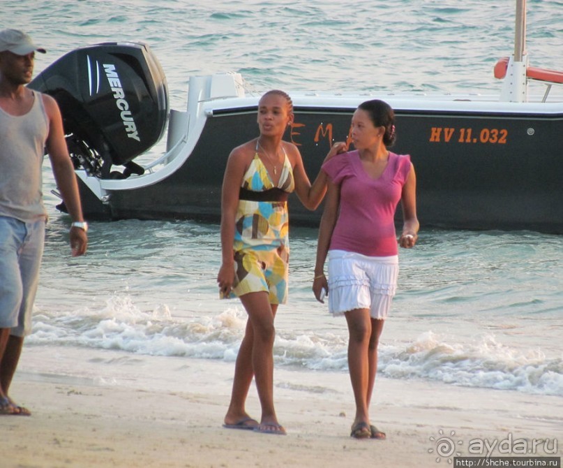 Воскресный променад на пляже острова Нуси Бе