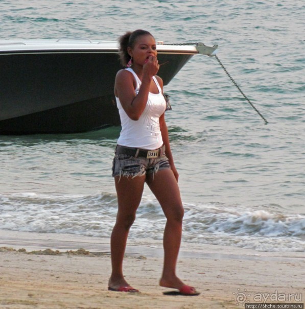 Воскресный променад на пляже острова Нуси Бе