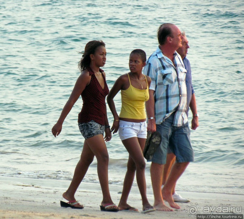 Воскресный променад на пляже острова Нуси Бе