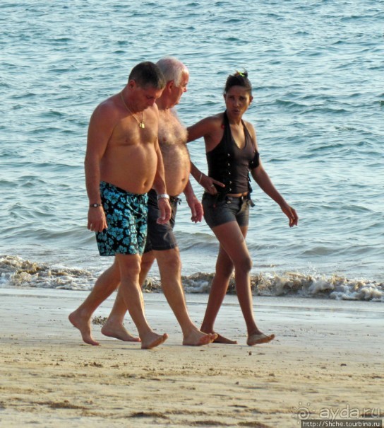 Воскресный променад на пляже острова Нуси Бе