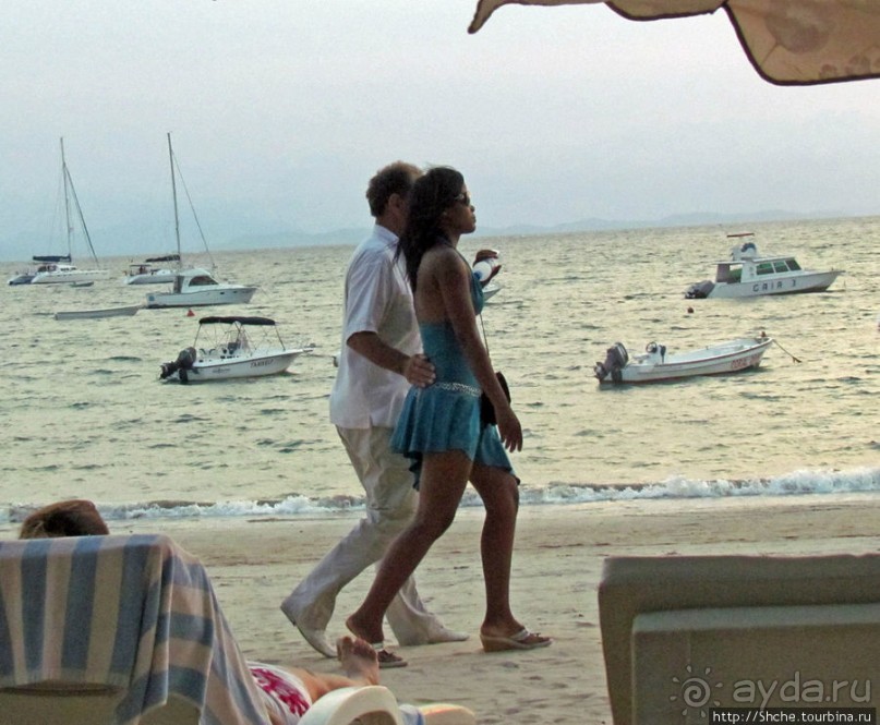 Воскресный променад на пляже острова Нуси Бе