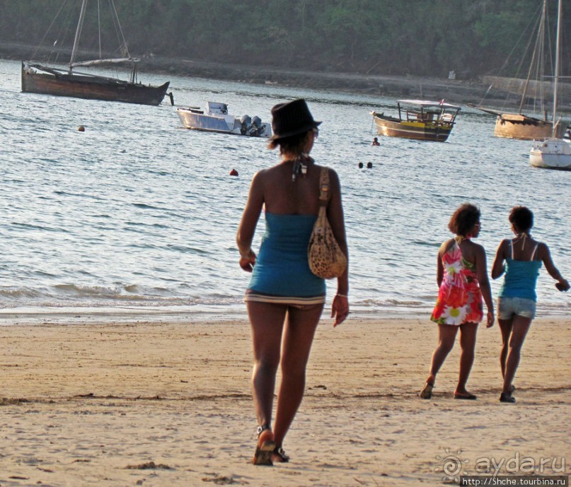 Воскресный променад на пляже острова Нуси Бе