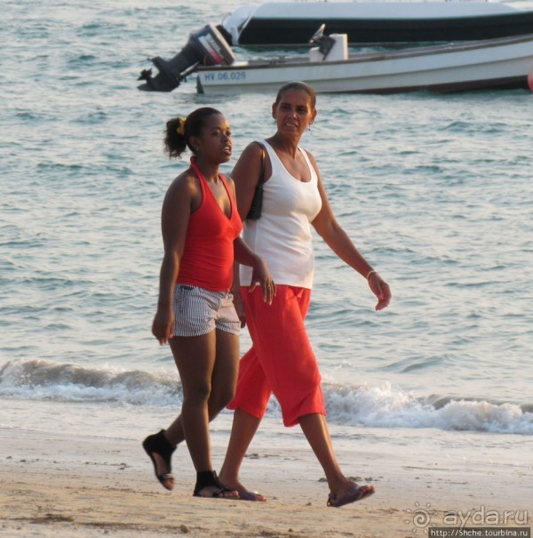 Воскресный променад на пляже острова Нуси Бе