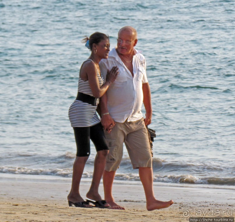 Воскресный променад на пляже острова Нуси Бе