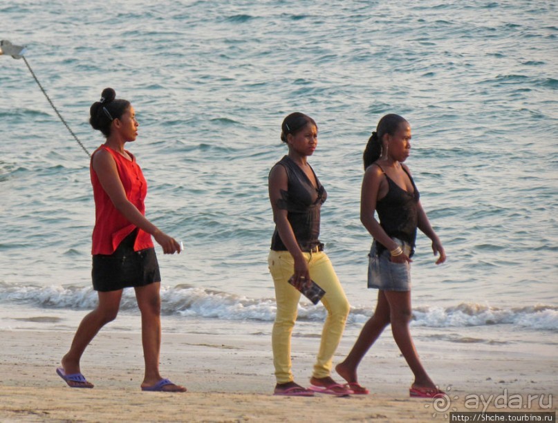 Воскресный променад на пляже острова Нуси Бе