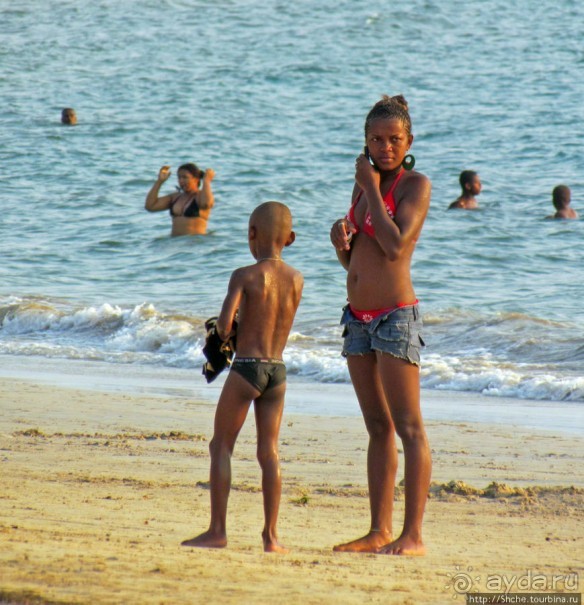 Воскресный променад на пляже острова Нуси Бе