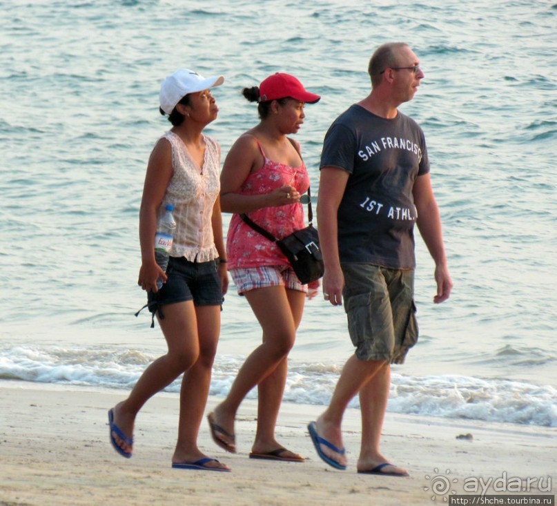 Воскресный променад на пляже острова Нуси Бе