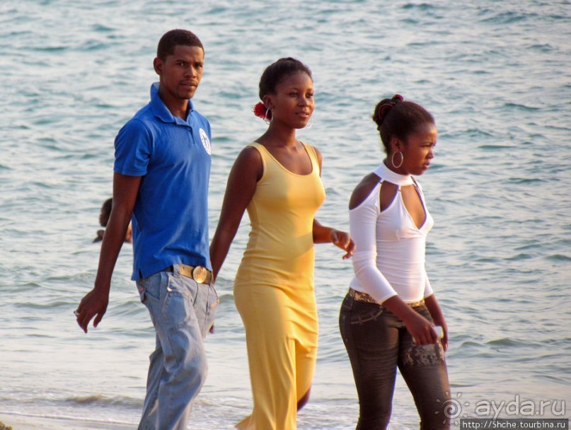 Воскресный променад на пляже острова Нуси Бе